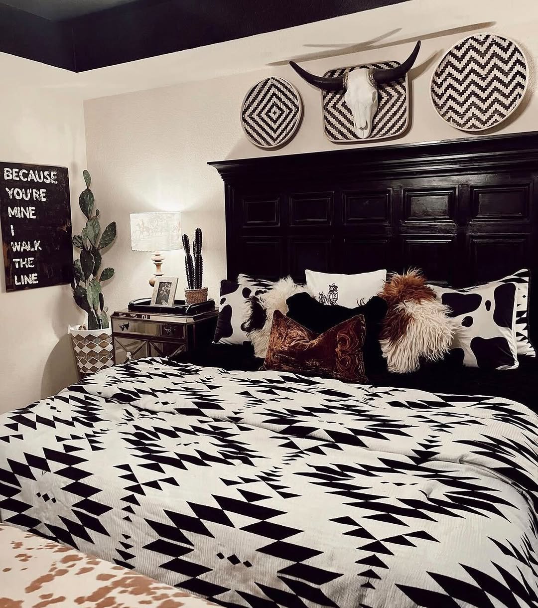 Bold Western Themed Bedroom Ideas - Chic Bedroom